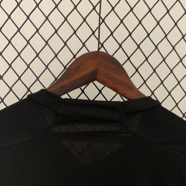 Camiseta negra Real Madrid 2023-2024 manga larga cuello anterior