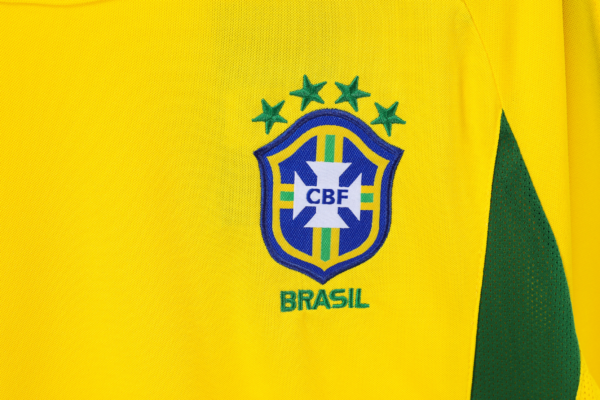 Camiseta retro Brasil 2002 Ronaldinho escudo
