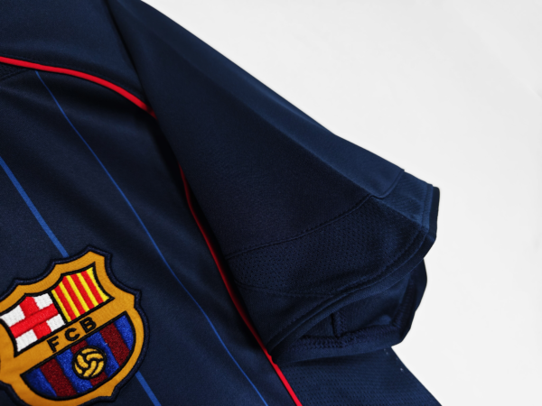 Camiseta retro FC Barcelona azul 2004-2005 manga y escudo