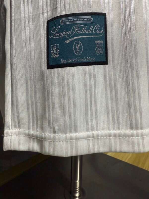 Camiseta retro Liverpool verde-blanco 1995-1996 etiqueta