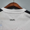 Camiseta retro blanca Manchester United 2010-2011 cuello anterior