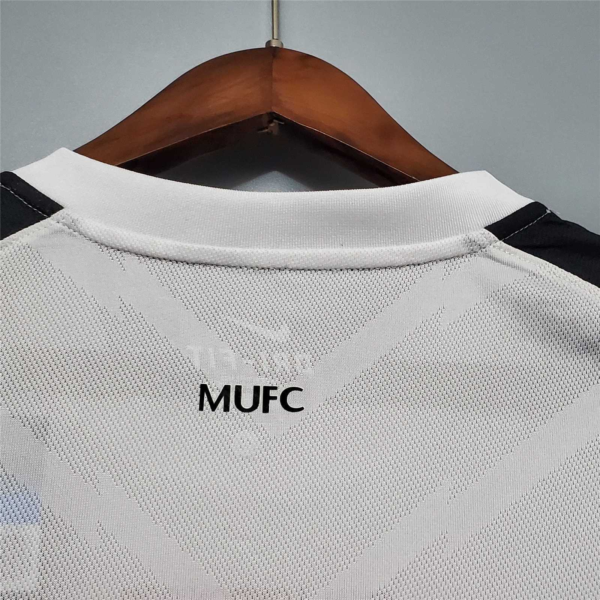 Camiseta retro blanca Manchester United 2010-2011 cuello anterior