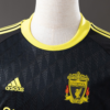 Camiseta retro negra Liverpool 2010-2011 cuello