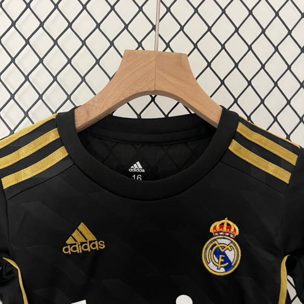 Conjunto retro niño Negro Real Madrid 2011-2012 cuello