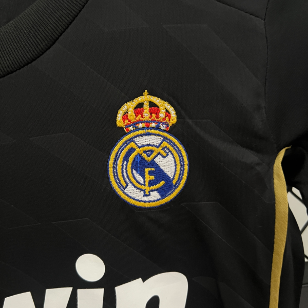 Conjunto retro niño Negro Real Madrid 2011-2012 escudo