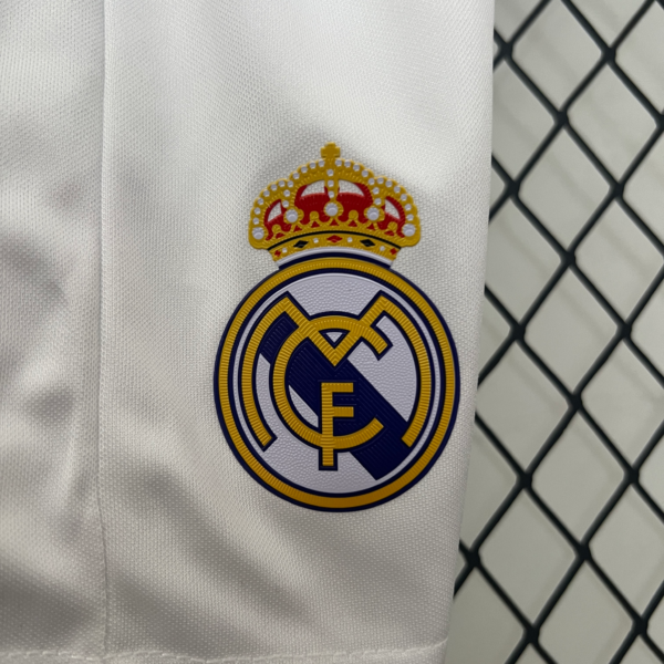 Conjunto retro niño Real Madrid 2016-2017 escudo
