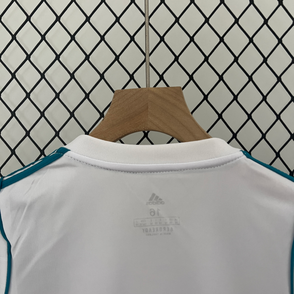 Conjunto retro niño Real Madrid 2017-2018 cuello posterior