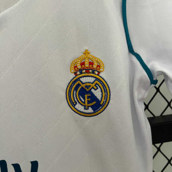 Conjunto retro niño Real Madrid 2017-2018 escudo