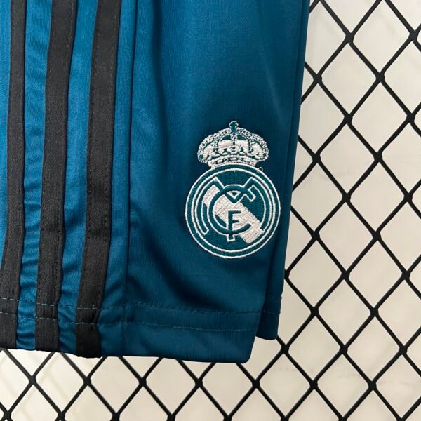 Conjunto retro niño azul Real Madrid 2017-2018 escudo inferior