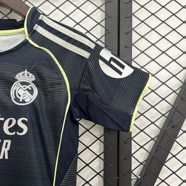 Nuevo Conjunto Real Madrid niño 2025-2026 Negro manga