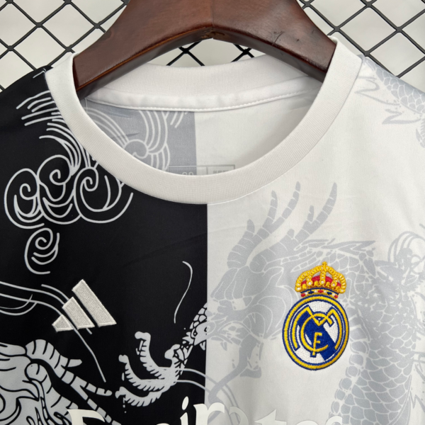 Nuevo Conjunto niño Dragon Real Madrid 2025-2026 cuello