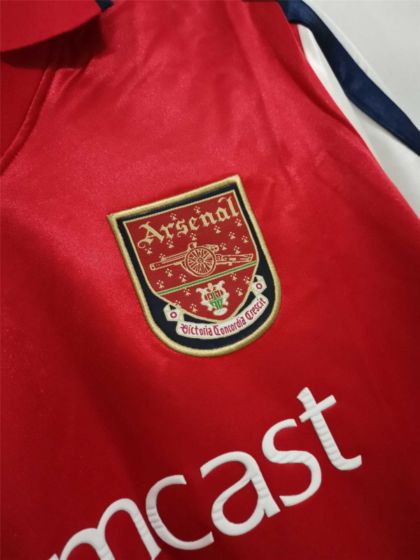 Camiseta RetrCamiseta Retro Arsenal 2000-2001 Henry escudoo Arsenal 2000-2001 Henry escudo