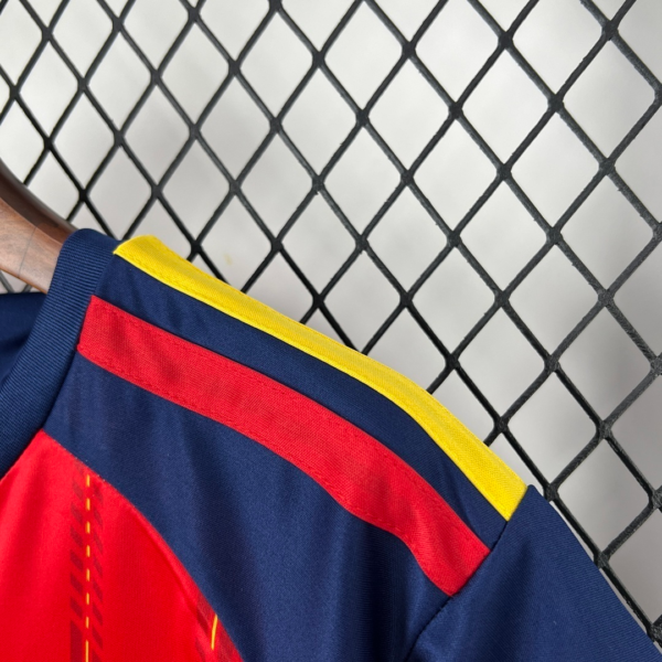 Nuevo Conjunto niño España 2025-2026 hombro