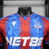 Camiseta Crystal Palace azul y roja 2024-2025 pecho