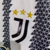 Camiseta Juventus 2022-2023 escudo