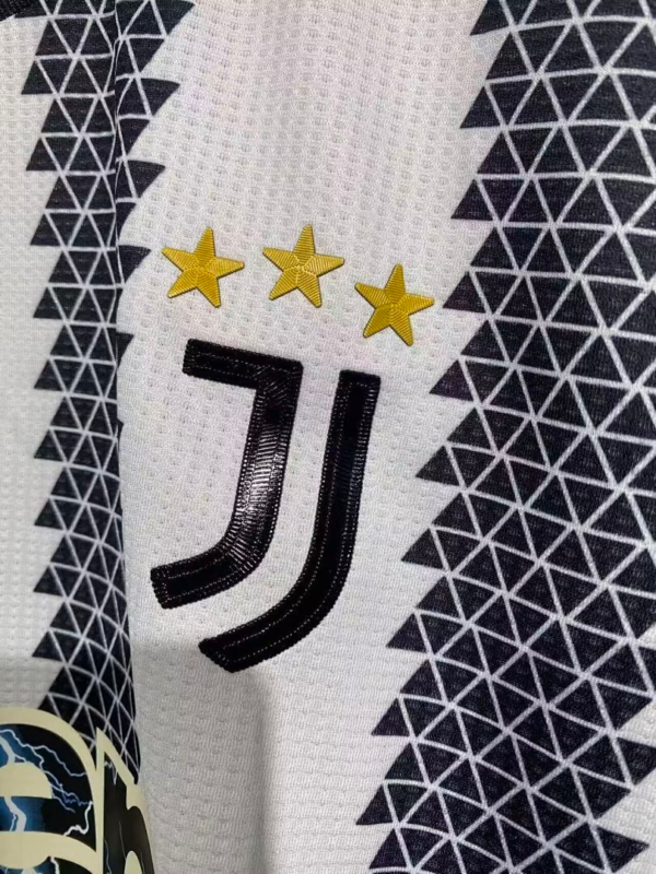 Camiseta Juventus 2022-2023 escudo