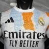 Camiseta blanco-naranja Real Madrid 2025-2026 cuello