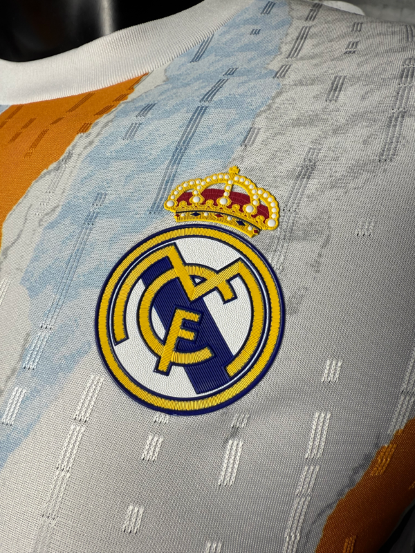 Camiseta blanco-naranja Real Madrid 2025-2026 escudo
