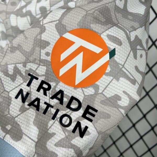 Camiseta gris Aston Villa 2025-2026 etiqueta