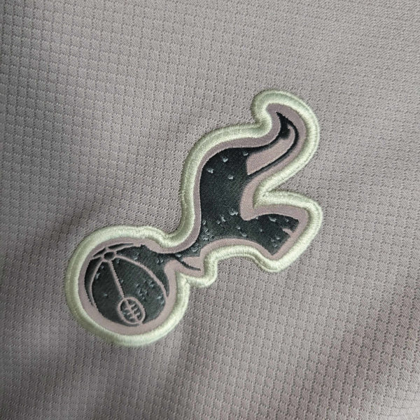 Camiseta marrón del Tottenham 2023-2024 escudo