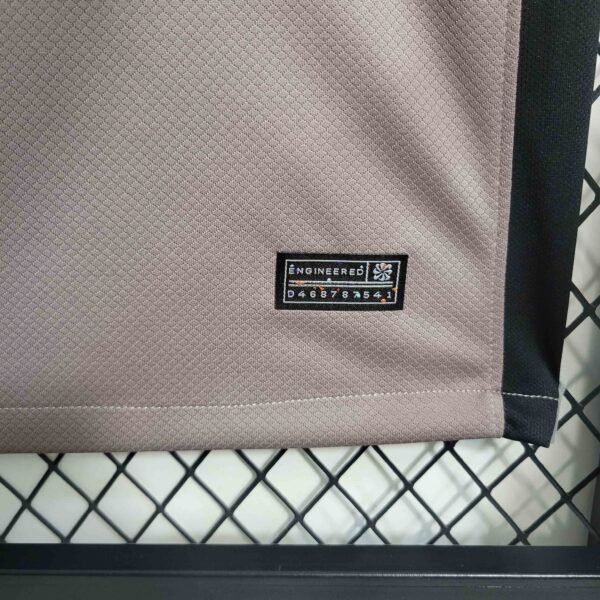 Camiseta marrón del Tottenham 2023-2024 etiqueta