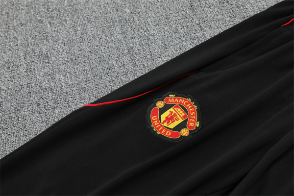 Conjunto Chandal niño-adulto Rojo-Negro Manchester United 2025-2026 escudo