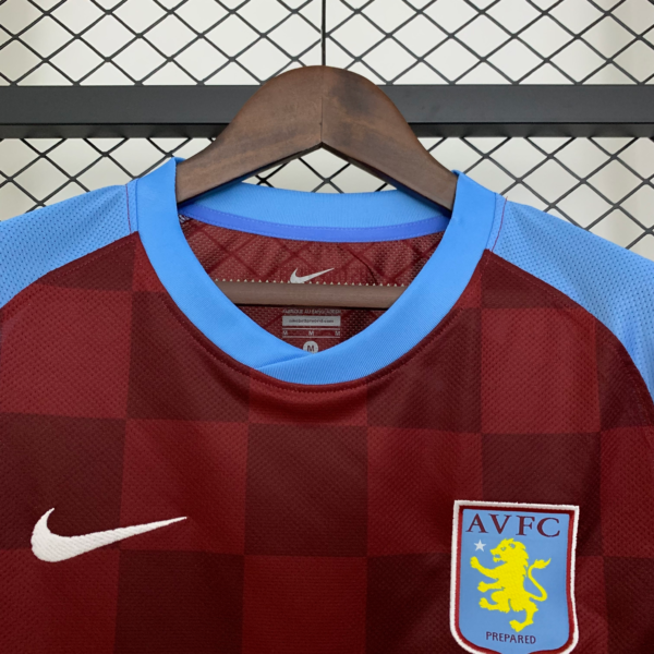 camiseta retro del Aston Villa 2011-2012 cuello