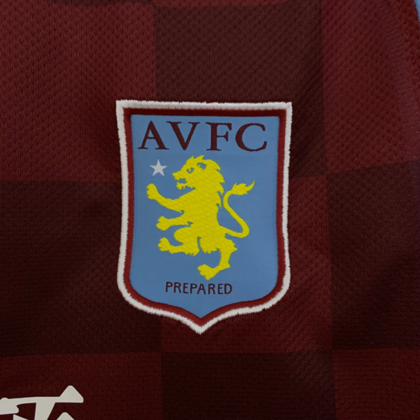camiseta retro del Aston Villa 2011-2012 escudo