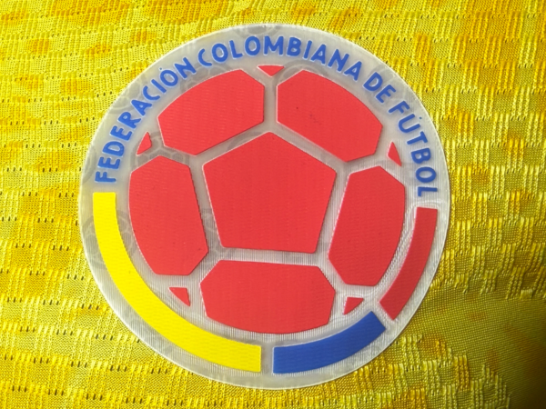 Camiseta Colombia Mundial 2026 escudo
