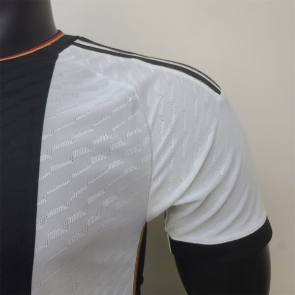 Camiseta Alemania Havertz 2022 hombro