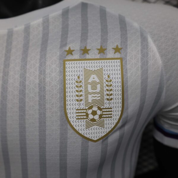 Camiseta Blanca rayada Uruguay 2024 escudo