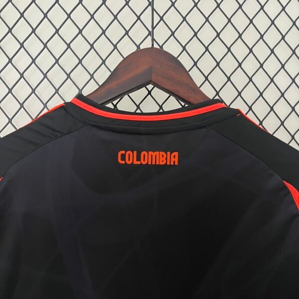 Camiseta Colombia 2024 negra cuello anterior