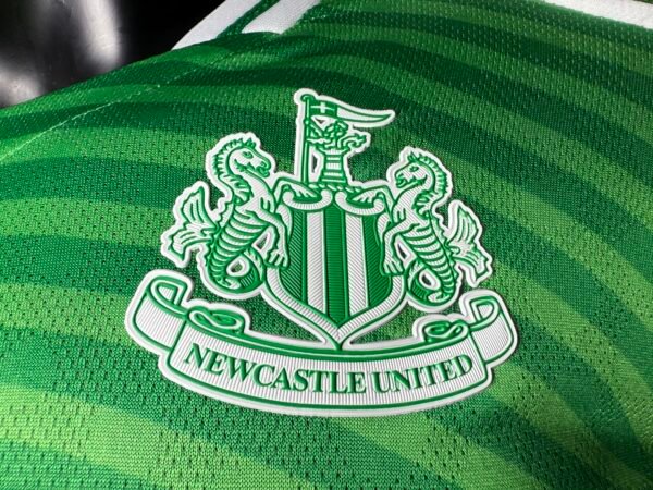 Camiseta Verde Newcastle United 2025-2026 Gordon escudo