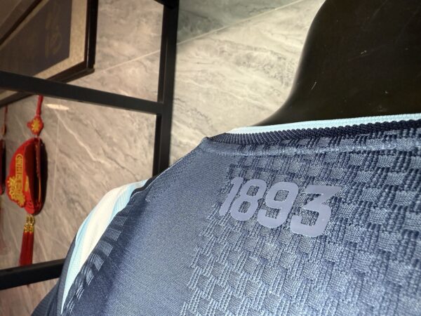 Camiseta azul Argentina Mundial 2026 cuello anterio