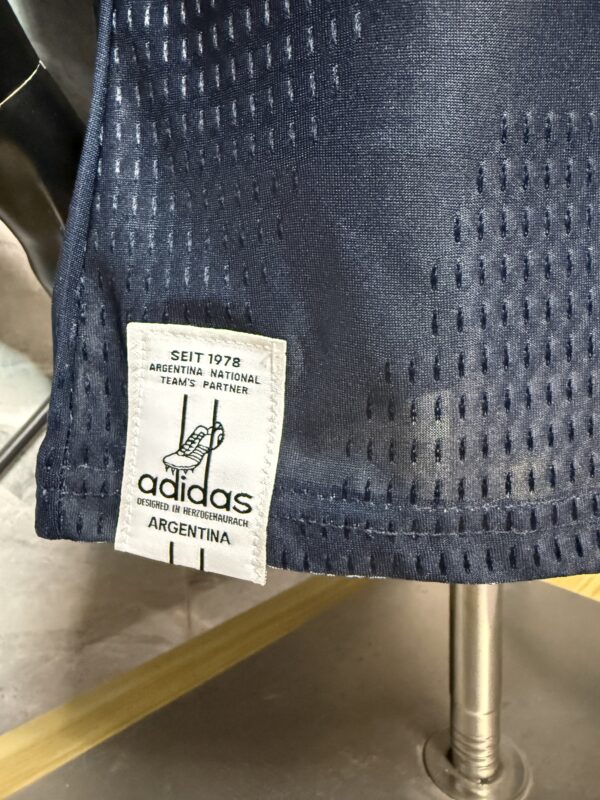 Camiseta azul Argentina Mundial 2026 etiqueta