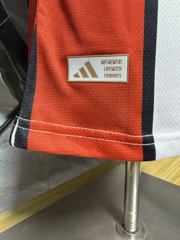 Camiseta blanco-rojo River Plate 2026-2027 etiqueta