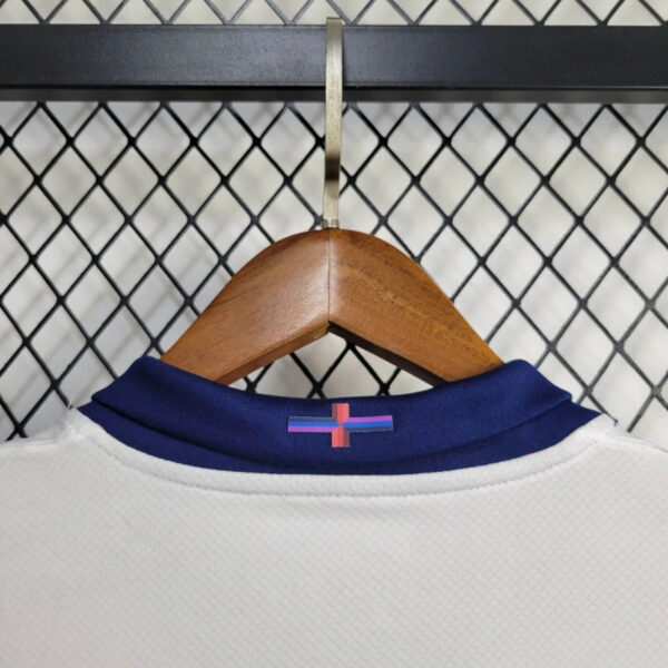 Camiseta Inglaterra 2024 Bellingham cuello anterior